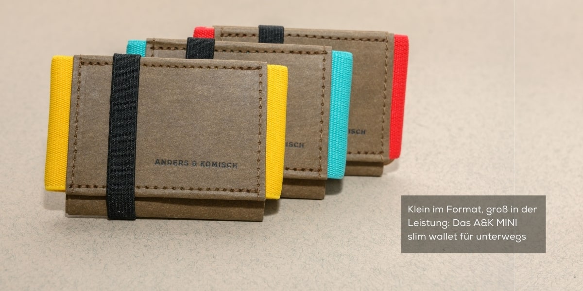 Slim Wallets in drei Farben: Das Material ist Braun, während das elastische Gummiband in Gelb, Mint und Rot erhältlich ist. Diese Vielfalt an Farben zeigt die Auswahlmöglichkeiten der A&K Slim Wallets.